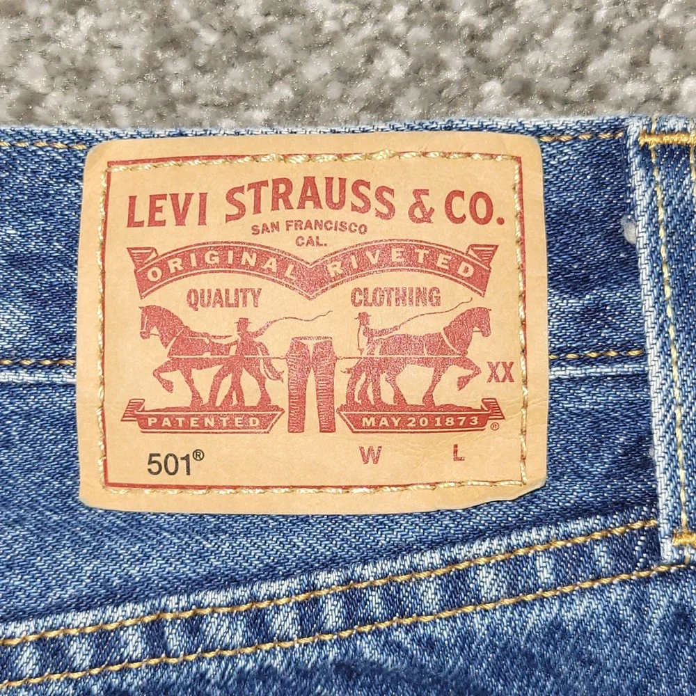 Levis 501 Original Fit Distressed Jeans Mens 31x30 Blue Denim Button Fly 5273